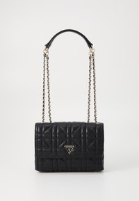 Schwarze, gesteppte Handtasche mit goldener Logo-Plakette, ausgestattet mit einer Kettenriemen und soliden Lederakzenten. Rechteckige Form mit strukturiertem Oberflächendesign.