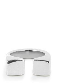 Bague en métal argenté avec une finition lisse et polie, présentant deux accents en forme carrée de chaque côté et un design à dos ouvert.
