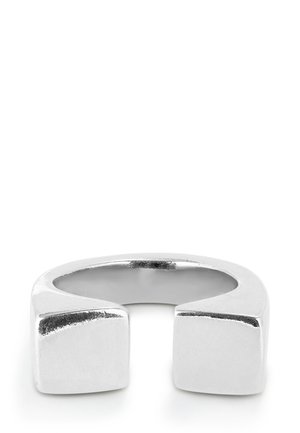 Anillo de metal plateado con un acabado suave y pulido, que presenta dos acentos en forma de cuadrado a cada lado y un diseño de parte posterior abierta.