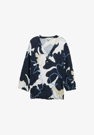 Košulja u mornarsko plavoj, krem i svijetloplavoj boji s uzorkom, V-izrezom, rukavima do tri četvrtine i dvjema dugmadima sprijeda. Nabranog je izgleda.