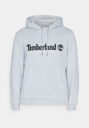 Sudadera ligera azul con un bolsillo tipo canguro frontal, capucha ajustable con cordón y logo bordado "Timberland" con un icono de árbol.