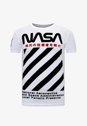 Wit T-shirt met korte mouwen met een zwart "NASA"-logo, diagonale zwarte strepen, Japanse tekst en extra zwarte tekst onderaan.