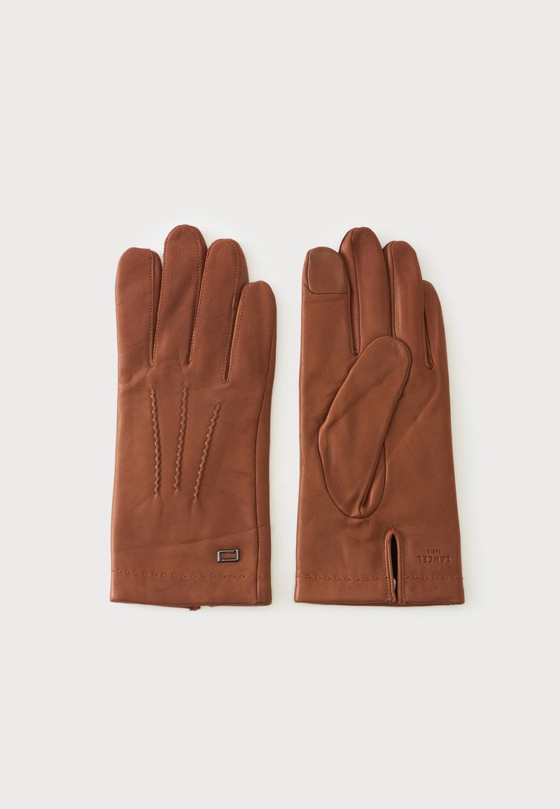 Paire de gants en cuir marron posés à plat, l’un montrant le dos avec une couture décorative, l’autre montrant la paume avec une ouverture près du poignet.