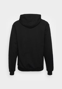 Czarna bluza z kapturem z kapturem, długimi rękawami, ściągaczami na mankietach i na dole. Gładka faktura bez widocznych wzorów ani detali.