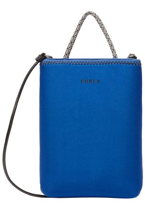 Niebieska prostokątna torba Furla z czarno-białym plecionym uchwytem i cienkim czarnym paskiem na ramię, minimalistyczny design.