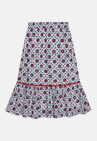 Gonna floreale con vita elasticizzata, caratterizzata da fiori blu e rossi su uno sfondo bianco, orlo arricciato e cuciture decorative rosse.