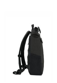 Sac à dos noir avec rabat, doté d'un dos et de bretelles rembourrés, d'une poche latérale en maille et d'une sangle de poitrine ajustable, présenté en vue latérale.