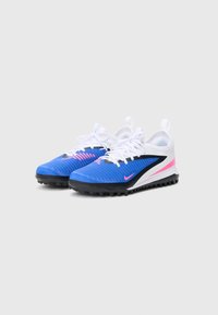 Μπλε αθλητικά παπούτσια με λευκές λεπτομέρειες, υφή στο επάνω μέρος, ροζ στοιχεία και μαύρη καουτσούκ σόλα, με κορδόνια και λουράκια για εύκολη φορεσιά.