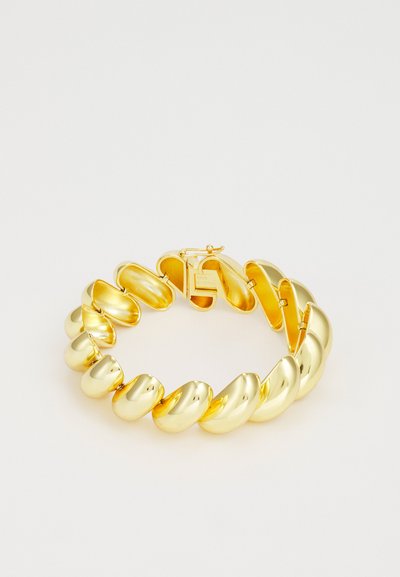 Guldmetalarmbånd med runde, bølgede led og en skinnende overflade. Det har en sikker lås og en glat tekstur.