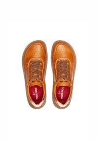 Sneaker in pelle marrone con dettagli perforati, lacci grigi e soletta rossa con il marchio "Pikolinos". Punta rotonda e suola imbottita.