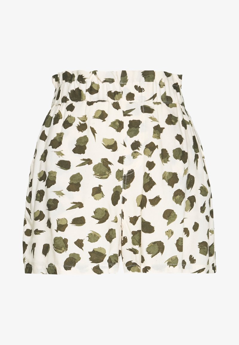 Shorts courts couleur crème arborant un motif de feuilles vertes et vert olive foncé, dotés d'une taille élastique et d'une texture de tissu légère et douce.