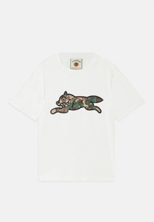Witte katoenen t-shirt met een grote, springende vosafbeelding in camouflagekleuren, omrand met zwart. Korte mouwen en een ronde hals.