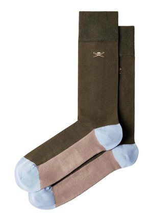 Ein Paar knielange Socken mit olivgrünem Oberteil, braunem Fußbereich, hellblauer Ferse und Spitze sowie kleinem Logo mit gekreuzten Golfschlägern nahe der Bündchen.