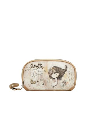 Portafoglio beige con cerniera e finitura testurizzata, caratterizzato da un'illustrazione di una ragazza, testo scritto a mano e un piccolo design di animale sul davanti.