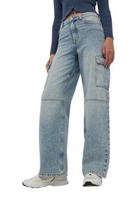 Jasnoniebieskie jeansy cargo o szerokich nogawkach, wykonane z denimu, z dużymi bocznymi kieszeniami, widocznymi szwami i luźnym krojem.