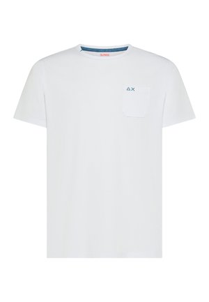 Weißes T-Shirt mit kurzen Ärmeln und Rundhalsausschnitt, mit einer kleinen Tasche auf der linken Brust, die minimalistische geometrische Symbole zeigt.