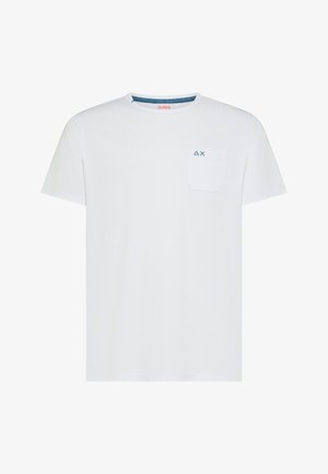 Weißes T-Shirt mit kurzen Ärmeln und Rundhalsausschnitt, mit einer kleinen Tasche auf der linken Brust, die minimalistische geometrische Symbole zeigt.