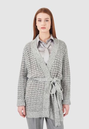 Cardigan grigio a maglia con un motivo testurizzato, apertura frontale, maniche lunghe e cintura legata in vita. Presenta tasche profonde su entrambi i lati.