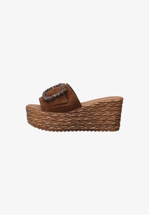 Sandales compensées en suède marron avec une semelle en corde tissée. Équipées d'une boucle carrée avec un accent en imprimé léopard. Design ouvert à l'avant et talon plat.