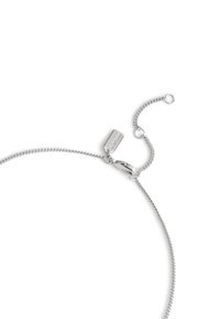 Sølv kædearmbånd med en glat cylindrisk lås og justerbar kæde. Har et snoet design med en blank finish.