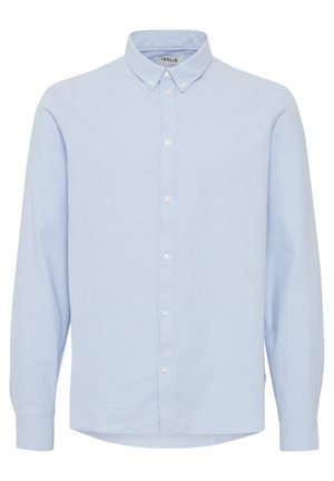Lichtblauw langoor overhemd met knoopjes in een zachte stof; met een klassieke kraag, knoopsluiting aan de voorkant en met knopen gesloten manchet.