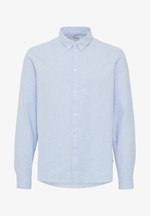 Lichtblauw langoor overhemd met knoopjes in een zachte stof; met een klassieke kraag, knoopsluiting aan de voorkant en met knopen gesloten manchet.
