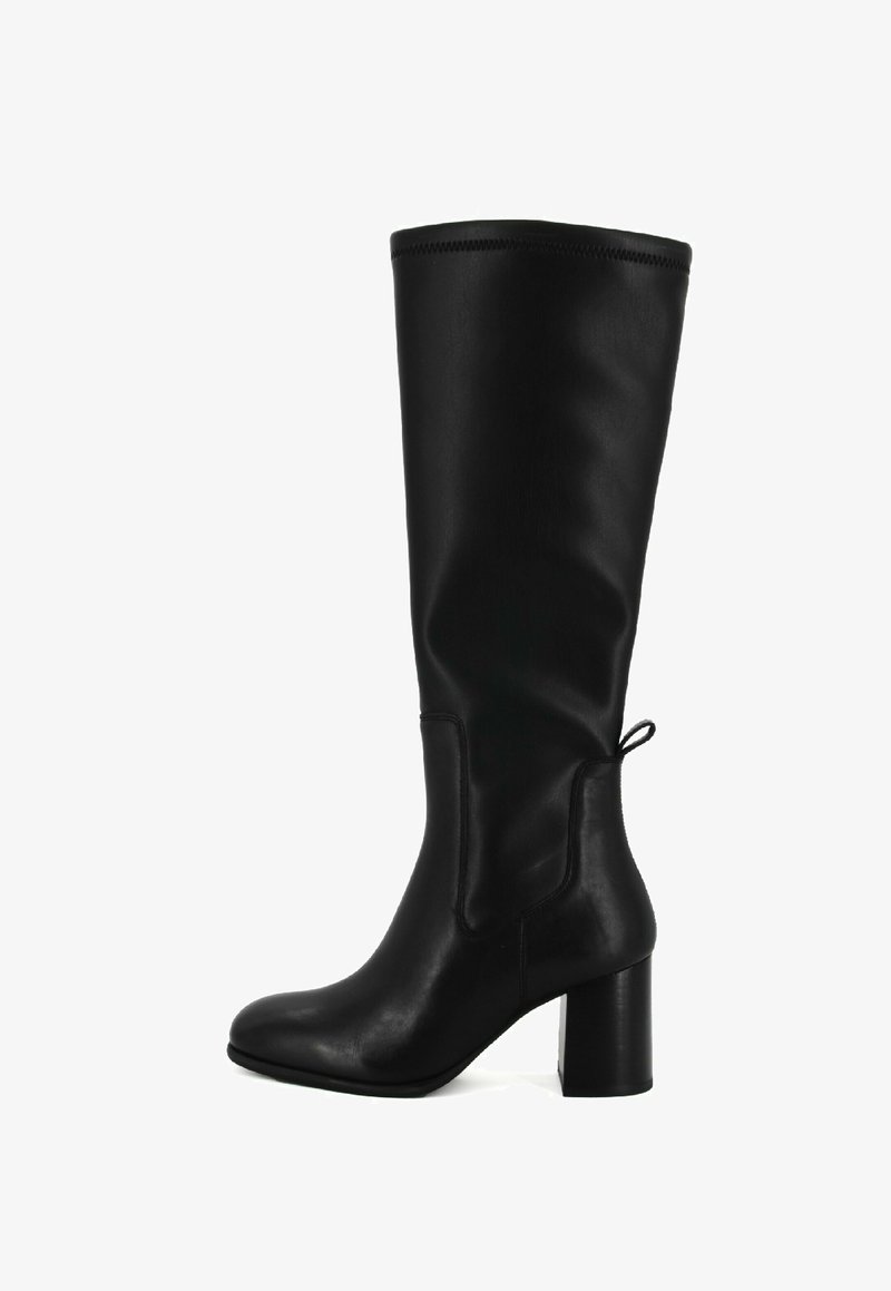 Stivali in pelle nera al ginocchio con tacco a blocco, caratterizzati da una texture liscia e un dettaglio ad anello sul retro per facilitare l'indossamento.
