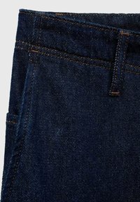 Donkerdenim jeans met een gestructureerd oppervlak, voorzien van oranje stiksels en een traditionele vijf-pocket design. De tailleband heeft een riemlus.