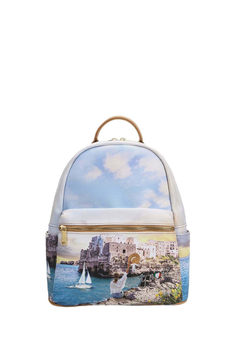 Zaino in tessuto sintetico di colore azzurro chiaro con stampa paesaggistica. Presenta una cerniera oro, un manico marrone e una tasca con un dettaglio di design costiero.