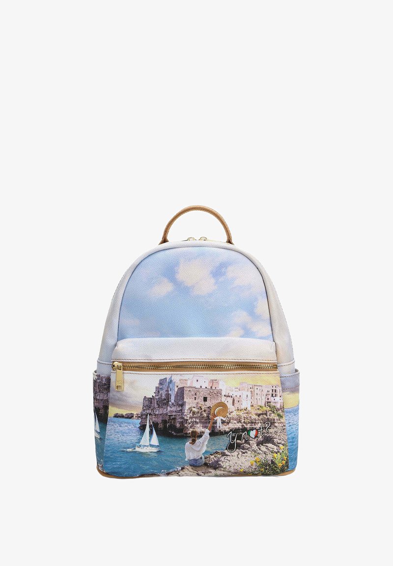 Zaino in tessuto sintetico di colore azzurro chiaro con stampa paesaggistica. Presenta una cerniera oro, un manico marrone e una tasca con un dettaglio di design costiero.