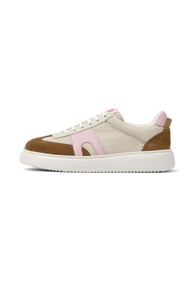 Sneaker mit einer beige Wildleder-Spitze und pinken Akzenten, cremefarbenen Mesh-Seiten und einer weißen Gummisohle, die ein modernes, lässiges Design zeigt.