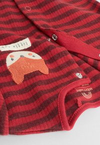 Röd och mörkröd randig babybodysuit med foxdesign; har tryckknappar och mjuk ribbad krage.
