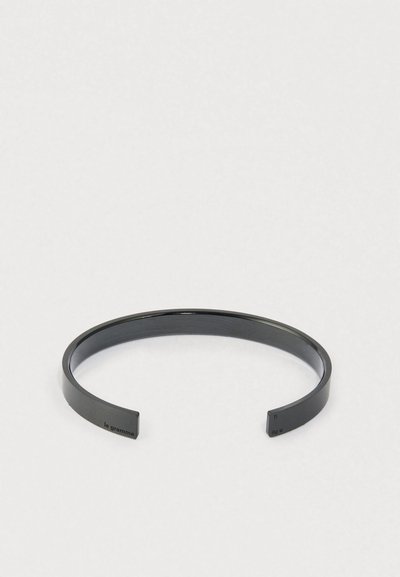 Bracelete aberto de titânio negro com design minimalista, gravado com "le gramme", "Ti" e marcações de peso "9g".