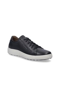 Czarne skórzane sneakersy z okrągłym noskiem, sześcioma oczkami i czarnymi sznurowadłami. Posiadają białą gumową podeszwę oraz subtelną grafikę marki po boku.