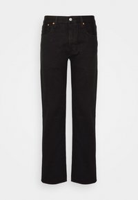 Jeans de mezclilla negra con un diseño de pierna recta, cinco bolsillos y acentos de remaches naranjas. El material es resistente y tiene una textura suave.