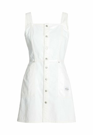 Biała, bezrękawnikowa sukienka dżinsowa z zapięciem na guziki z przodu, dwiema przednimi kieszeniami oraz naszywką logo Calvin Klein Jeans na dolnej prawej kieszeni.