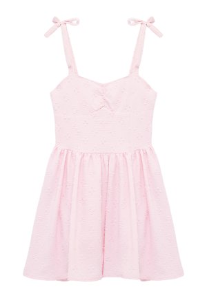 Jasnoróżowa sukienka bez rękawów z teksturowanym kwiatowym wzorem, marszczoną talią i wiązanymi ramiączkami na ramionach.