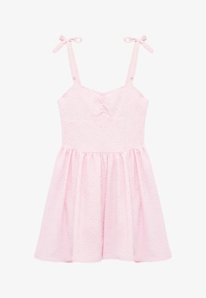 Robe rose clair sans manches avec motif floral texturé, taille froncée et bretelles nouées aux épaules.