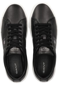 Schwarze Ledersneaker mit glatter Oberfläche, runder Spitze, weißer Gummisohle und schwarzen Schnürsenkeln. Mit GANT-Branding auf der Zunge und der Seite.