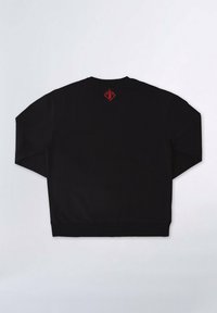Sweat-shirt noir à coupe oversize, avec des poignets et un ourlet côtelés, et un petit emblème rouge brodé au dos près du cou.