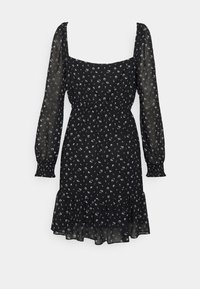 Robe noire avec de longues manches bouffantes en voile, taille froncée et ourlet volanté. Présente un petit motif floral en blanc et bleu sur fond noir.