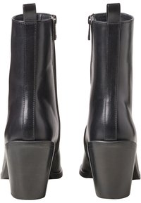 Czarne skórzane botki za kostkę o gładkim wykończeniu, z zamkiem błyskawicznym i masywnymi, kwadratowymi obcasami. Z detalami przeszyć po bokach i z tyłu.