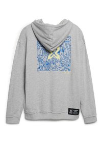 Sudadera gris con capucha ajustable, que presenta un diseño gráfico azul en la parte posterior y una etiqueta negra en el lateral inferior. Material de algodón suave.