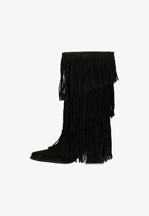 Zwarte suède laars tot de knie met gelaagd franjes, een vierkante neus en een chunky hak voor stabiliteit. Gladde textuur overal.