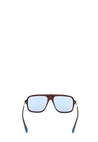 Occhiali da sole in tartaruga marrone con lenti azzurro-tinto, forma quadrata e montatura sottile con accenti blu alle punte.