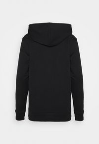 Sudadera negra con bolsillo canguro, capucha con cordón y puños acanalados. Hecha de una tela suave, presenta una textura lisa y un diseño limpio.