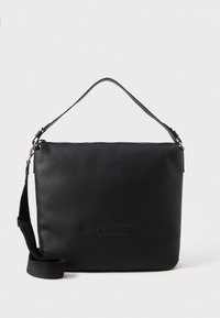 Czarna skórzana torba na ramię z zamkiem błyskawicznym, regulowanym paskiem i wytłoczonym logo z przodu. Gładka tekstura i minimalistyczny design.