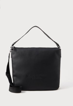 Czarna skórzana torba na ramię z zamkiem błyskawicznym, regulowanym paskiem i wytłoczonym logo z przodu. Gładka tekstura i minimalistyczny design.