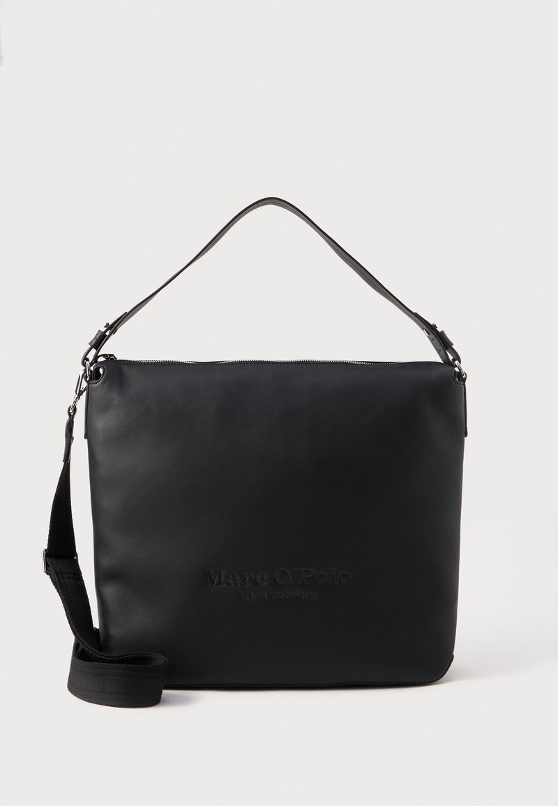 Czarna skórzana torba na ramię z zamkiem błyskawicznym, regulowanym paskiem i wytłoczonym logo z przodu. Gładka tekstura i minimalistyczny design.