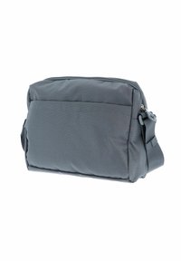 Graue Umhängetasche aus strukturiertem Gewebe, mit rechteckiger Form, Reißverschluss und verstellbarem Riemen.